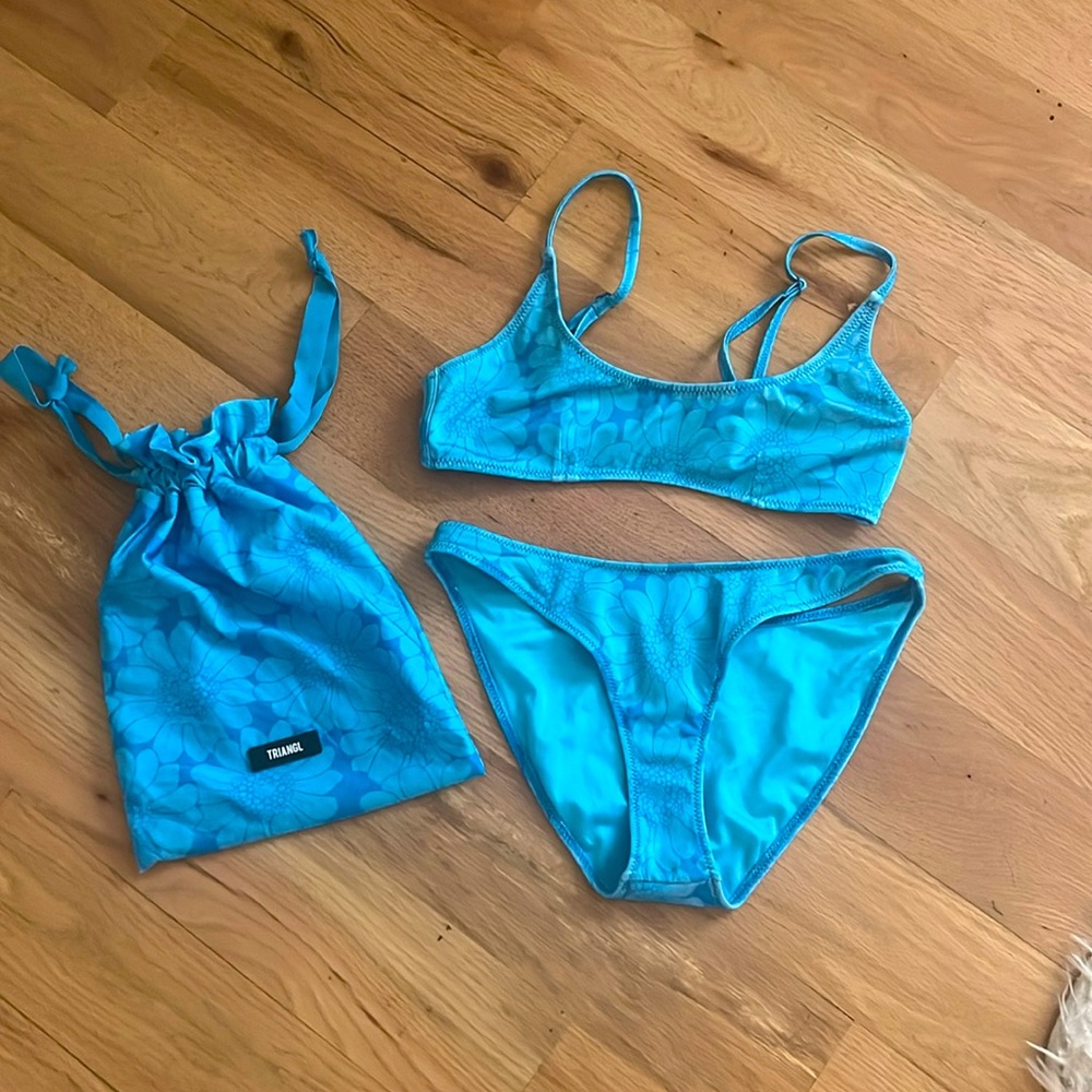 Too small for me, in very good condition and a pretty color!